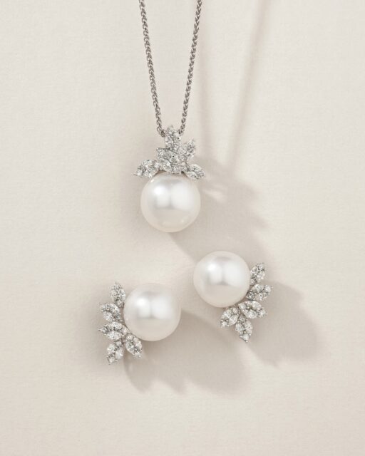 Radiant in every detail, this South Sea pearl and diamond set captures the essence of refined luxury.
Featuring exceptionally fine white South Sea pearls with perfect round shape and deep, mirror-like luster, each piece is crowned with hand-selected fancy cut diamonds in multi-cut arrangements, all set in luminous 18ct white gold.
Available exclusively from Aminoff London and our trusted stockists.
#AminoffLondon #VicenzaOro #SouthSeaPearls #FineJewellery #LuxuryJewellery #PearlJewellery #DiamondJewellery #WhiteGold #HighJewellery #JewelleryDesign #PearlEarrings #PearlPendant #HandcraftedLuxury #TimelessElegance