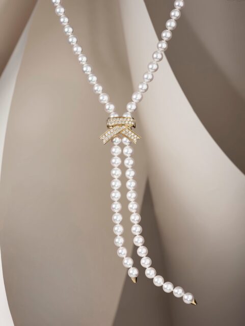 The Aurelia Necklace by Aminoff London is a statement of timeless elegance.
Crafted with AAA quality 9mm Akoya pearls, 3.00 carats of VS quality diamonds, and set in 18 carat yellow gold, this 34” lariat design is finished with a diamond-set bow for effortless sophistication.
Exclusively designed and handcrafted by Aminoff London, created by a team of pearl enthusiasts and fine jewellery craftsmen dedicated to exceptional quality.
Discover our Fine Jewellery Collections from the 16th to 20th of January at VicenzaOro – Hall 6, Booth 261.
#AminoffLondon #VicenzaOro #AkoyaPearls #FineJewellery #LuxuryJewellery #PearlNecklace #DiamondJewellery #18CaratGold #HighJewellery #JewelleryDesign #TimelessStyle #LariatNecklace #Craftsmanship