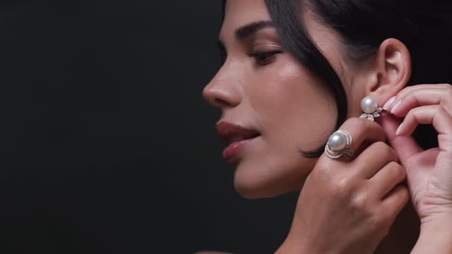 The art of layering pearls.
 
Soft ropes of fancy colour Freshwater pearls paired with the understated elegance of neutral white South Sea pearl jewellery create a look that is both contemporary and timeless – balancing colour, texture, and rarity in perfect harmony.
 
Private appointments are available at our Hatton Garden office Monday to Friday, 08:00–18:00.
 
#AminoffLondon #PearlJewellery #SouthSeaPearls #FreshwaterPearls #FineJewellery