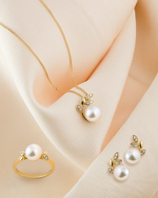 Nature-inspired. Beautifully refined. Made for every day.
 
Our Everyday Collection brings together the natural radiance of 6–7mm Japanese Akoya pearls, the warmth of 18ct yellow gold and the brilliance of carefully set diamonds.
 
With elegant floral motifs and adjustable pendant chains, each design offers a modern interpretation of classic pearl jewellery — versatile, distinctive and effortlessly luxurious.
 
#FineJewellery #PearlJewellery #GoldJewellery #DiamondJewellery #ModernLuxury
