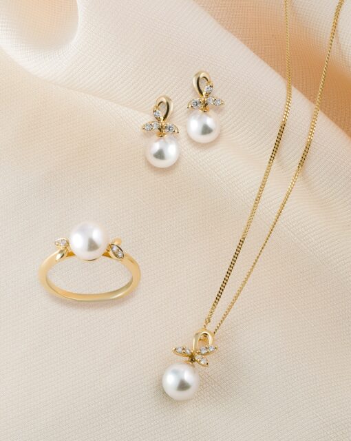 Introducing our Everyday Collection — where timeless elegance meets contemporary design.
 
Crafted in 18ct yellow gold, featuring high-lustre Japanese Akoya pearls and brilliant diamonds in delicate floral settings. 

Designed to make fine jewellery effortless, with every piece offering a subtle yet powerful statement of luxury.
 
#FineJewellery #PearlJewellery #LuxuryJewellery #AkoyaPearls #EverydayLuxury