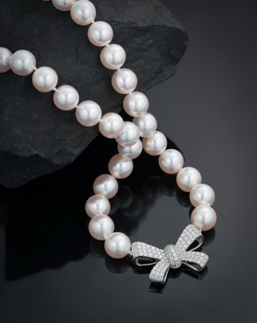 Few motifs have remained as enduringly fashionable as the bow. Celebrated by jewellery houses for generations, its graceful silhouette represents both delicate femininity and confident, statement-making design.
 
This exquisite necklace brings the motif to life with a beautifully sculpted bow clasp, set with 1.25cts of VS diamonds in 18ct white gold, complemented by a strand of lustrous 8.5mm Japanese Akoya pearls. A timeless classic with a distinctly modern character.
 
#FineJewellery #AkoyaPearls #PearlNecklace #DiamondJewellery #LuxuryJewellery