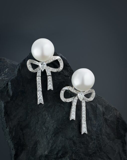 A symbol of romance, celebration and timeless beauty, the bow has enjoyed a remarkable resurgence in fine jewellery, bringing a sense of playful sophistication to even the most luxurious creations.
 
These striking earrings feature magnificent 10mm South Sea pearls above intricate ribbon-inspired bows, crafted in 18ct white gold and adorned with 0.81cts of VS diamonds. An elegant balance of contemporary design and traditional craftsmanship.
 
#FineJewellery #PearlEarrings #DiamondJewellery #SouthSeaPearls #HighJewellery